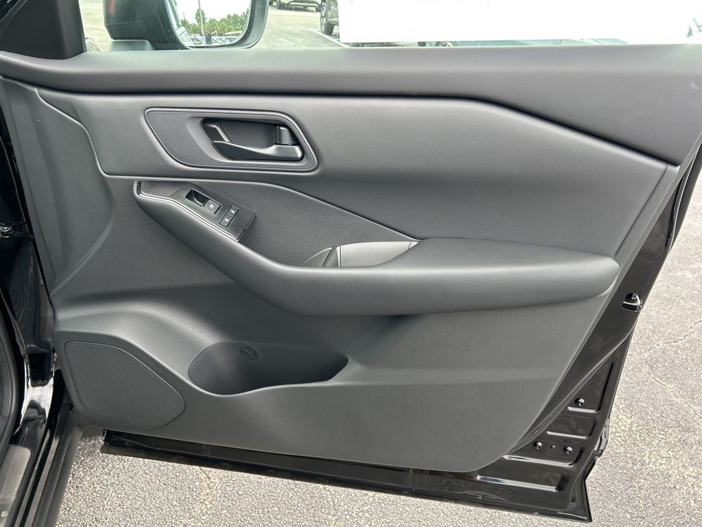 2025 Nissan Rogue S photo 18
