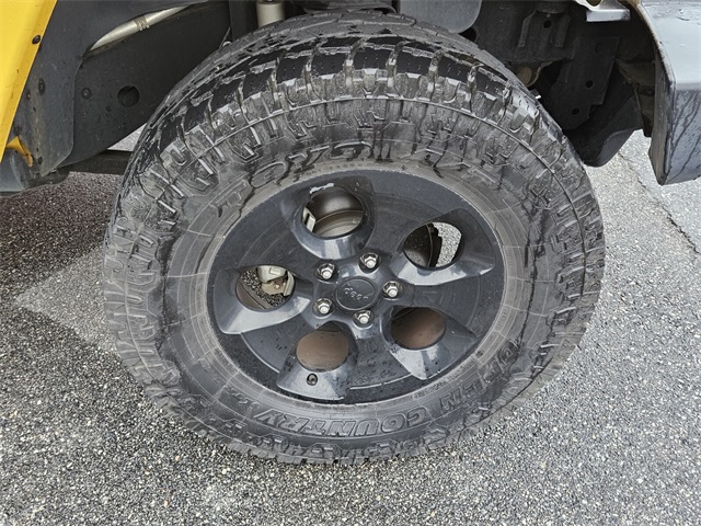 2015 Jeep Wrangler Unlimited Sahara photo 9