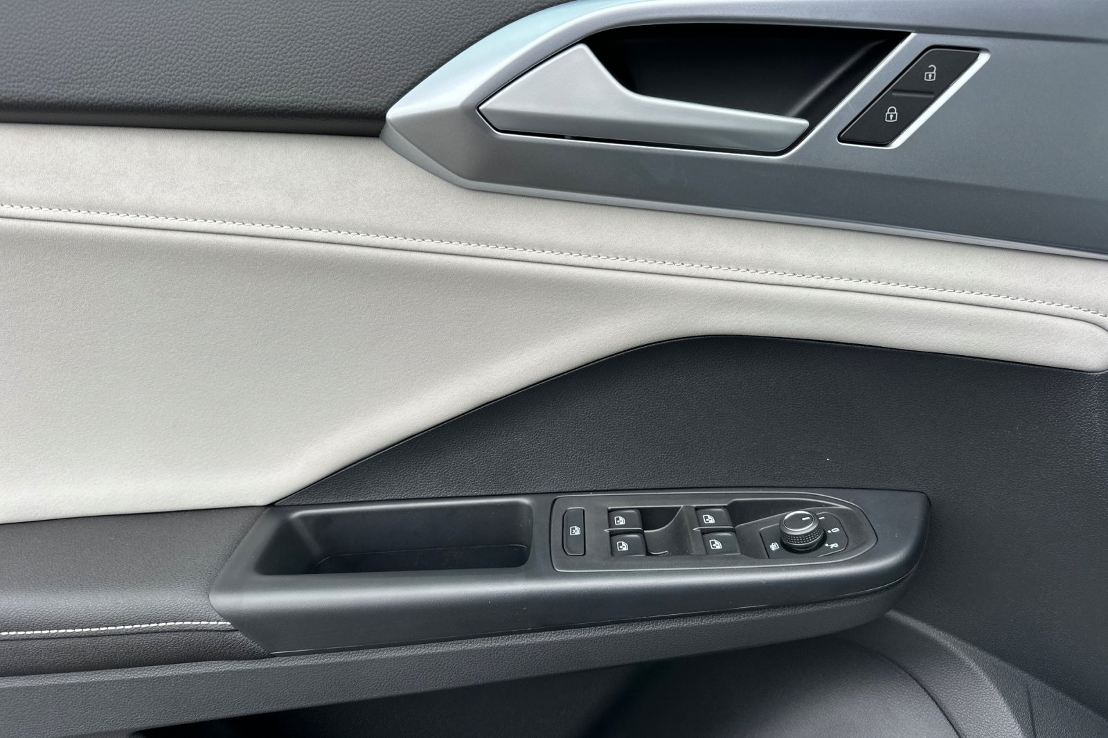 2025 Volkswagen Taos SE photo 10