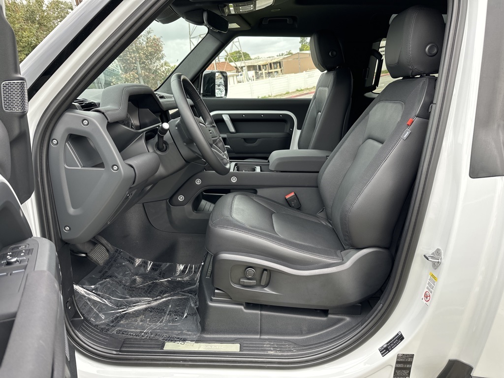 Used 2023 White Land Rover X-Dynamic SE image 7