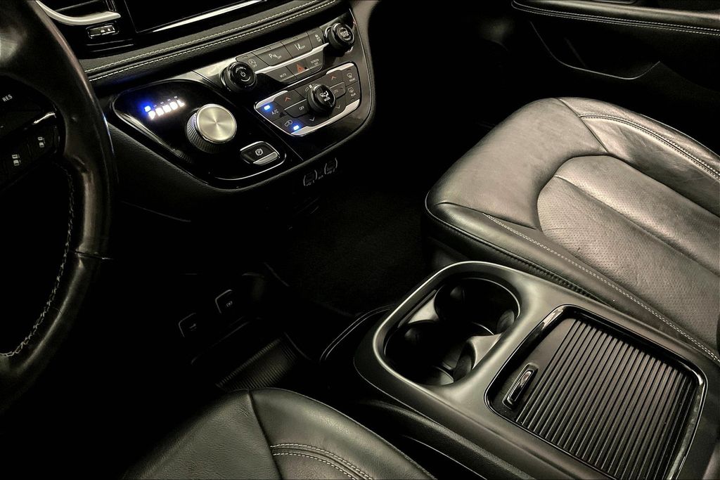 2021 Chrysler Pacifica Touring L photo 13