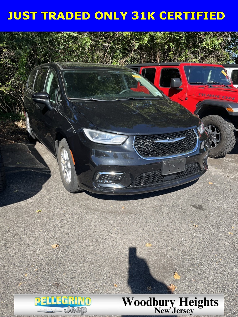 2023 Chrysler Pacifica Touring L photo 2