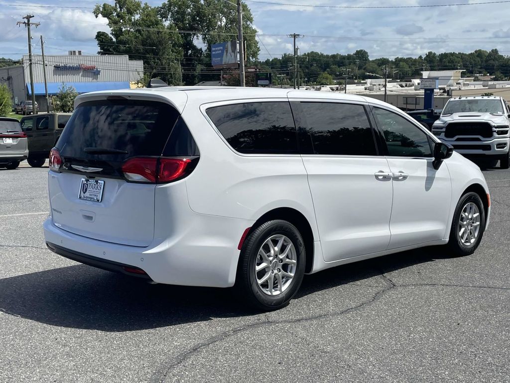 2025 Chrysler Voyager LX photo 7
