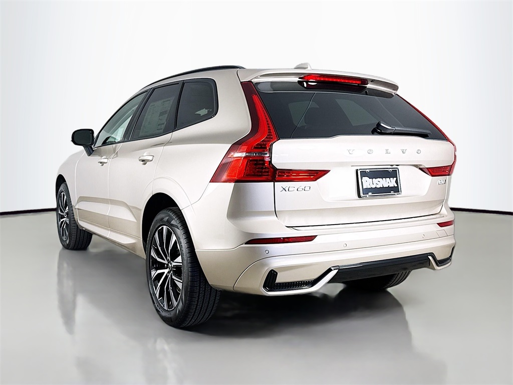2025 Volvo XC60 B5 Core photo 5