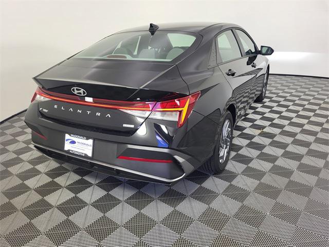 2025 Hyundai Elantra Hybrid Blue photo 4