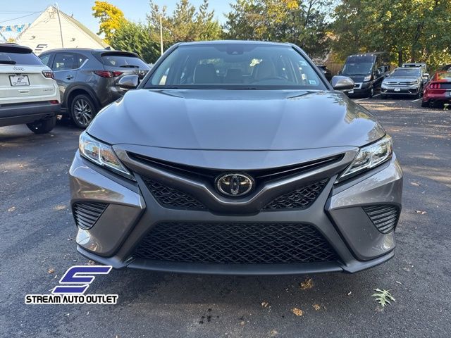 2020 Toyota Camry SE photo 2