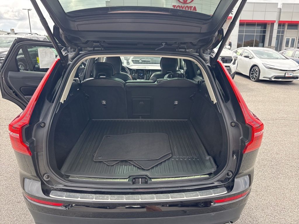 2021 Volvo XC60 T5 Momentum photo 16