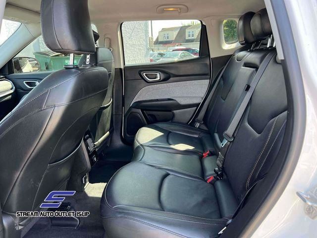 2022 Jeep Compass Latitude Lux photo 12