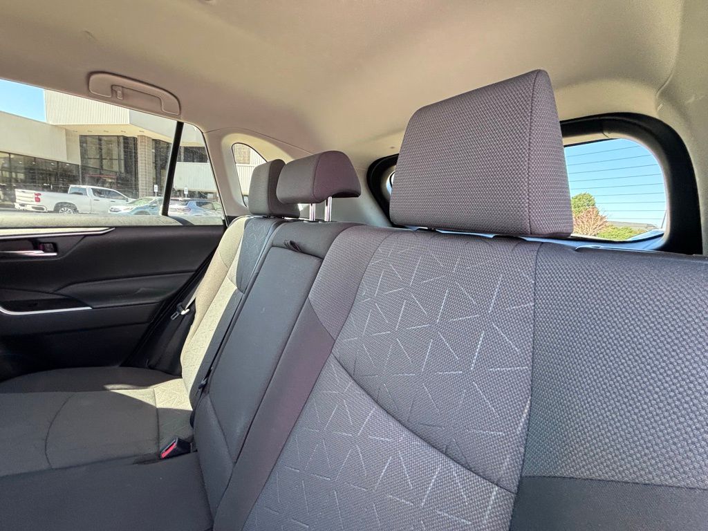 2022 Toyota RAV4 XLE photo 16
