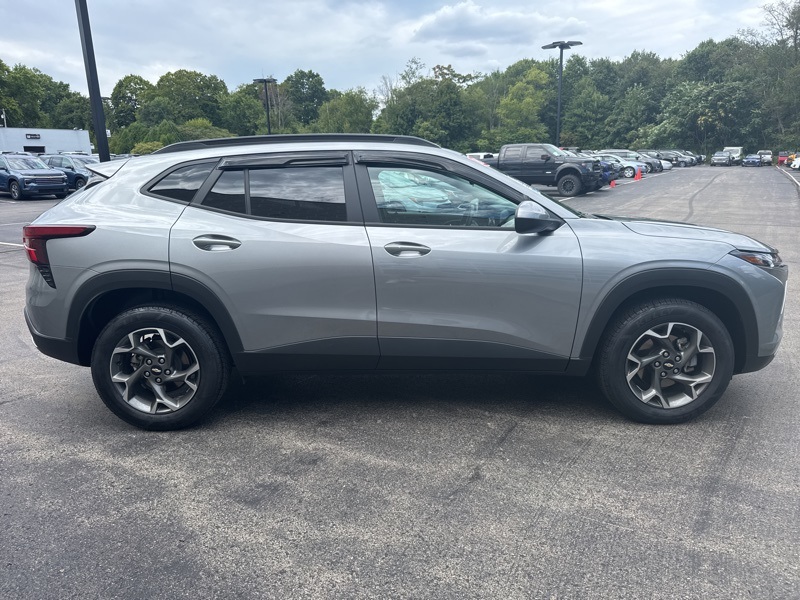 2024 Chevrolet Trax LT photo 2