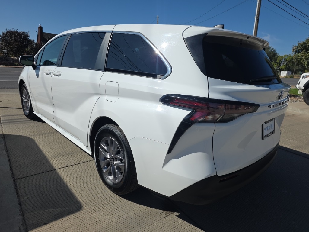 2023 Toyota Sienna LE photo 5