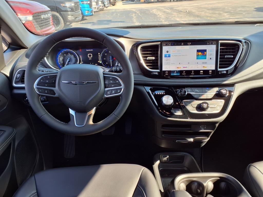 2026 Chrysler Pacifica photo 15