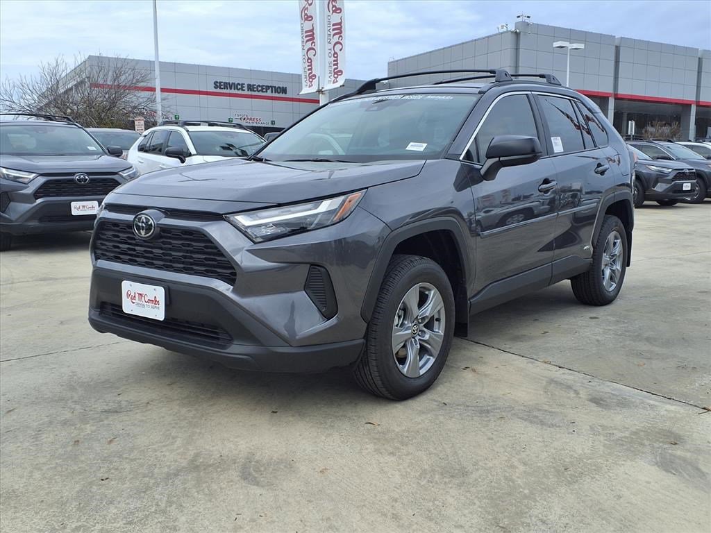 2025 Toyota RAV4 LE's photo