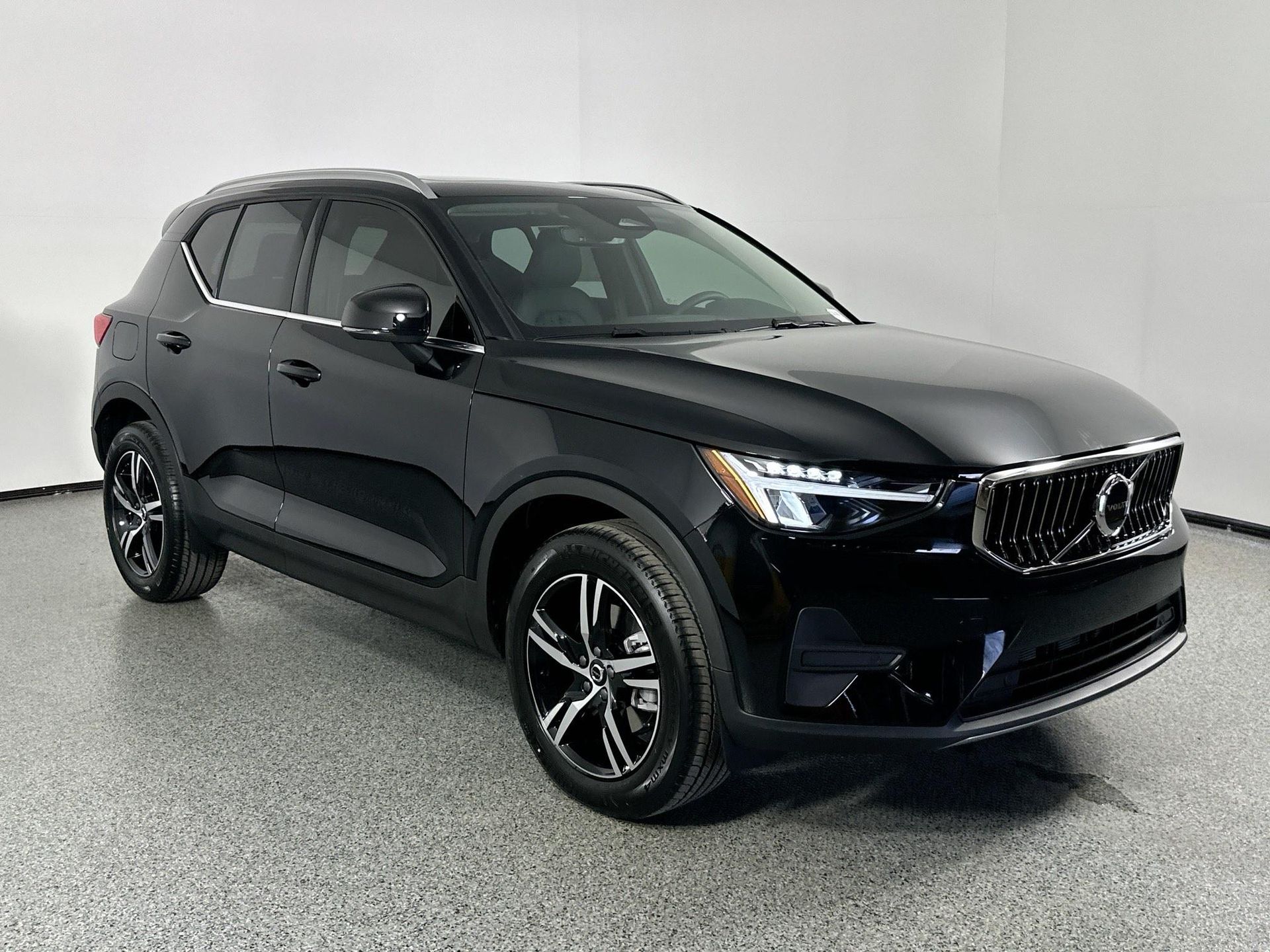 2025 Volvo XC40 AWD Core photo 3
