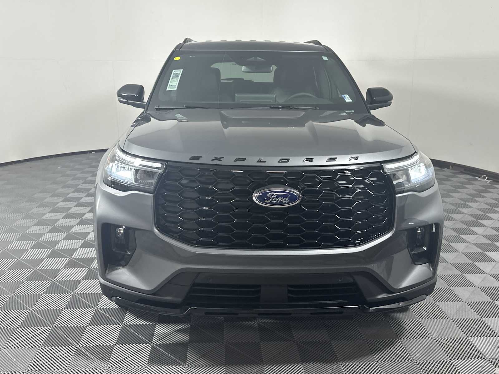 2025 Ford Explorer ST-Line photo 2