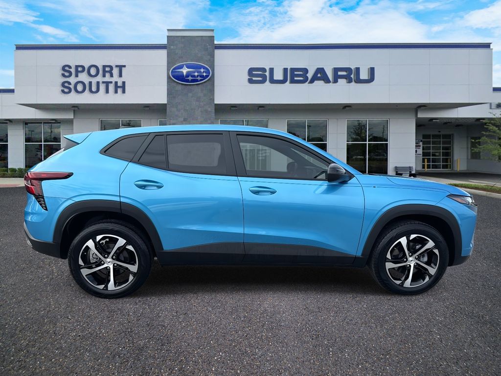 2025 Chevrolet Trax photo 2