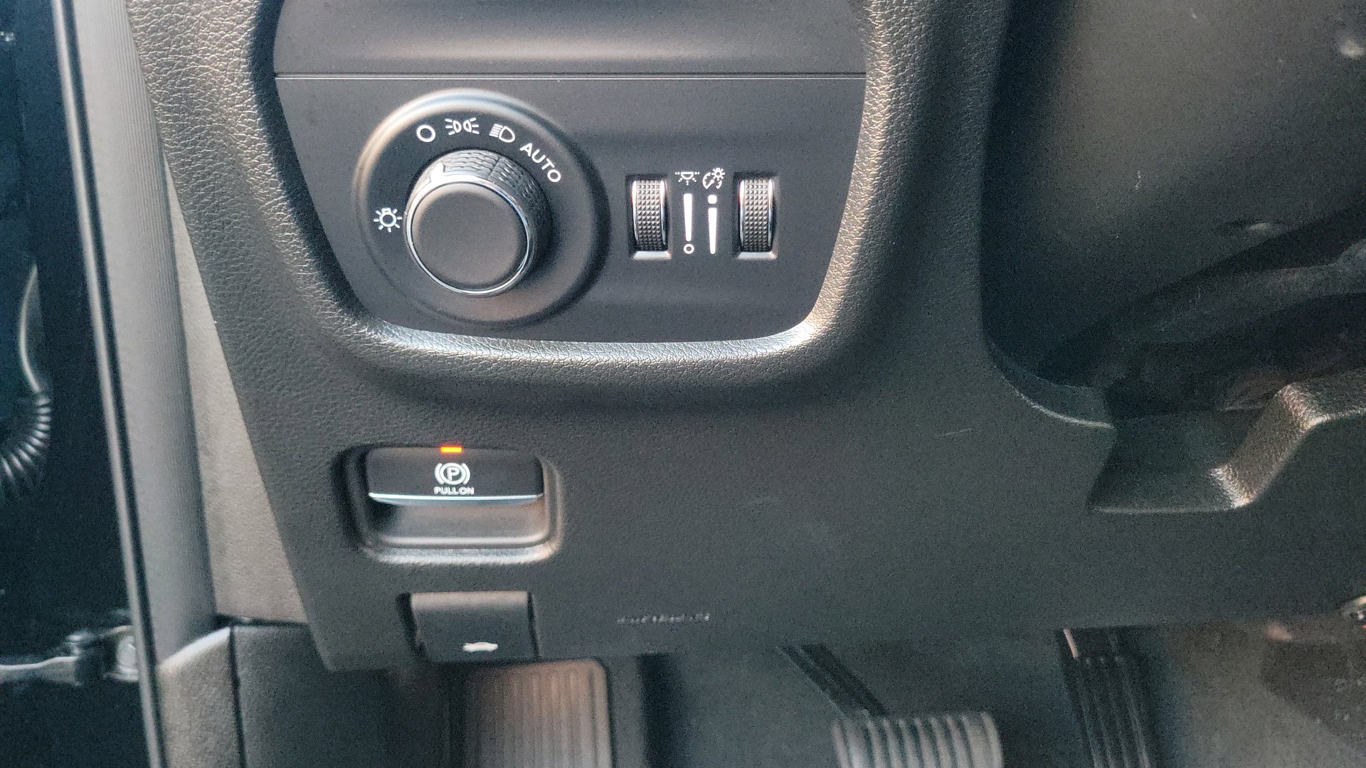 Used 2025 Diamond Black Crystal Pearlcoat Jeep Altitude X image 20