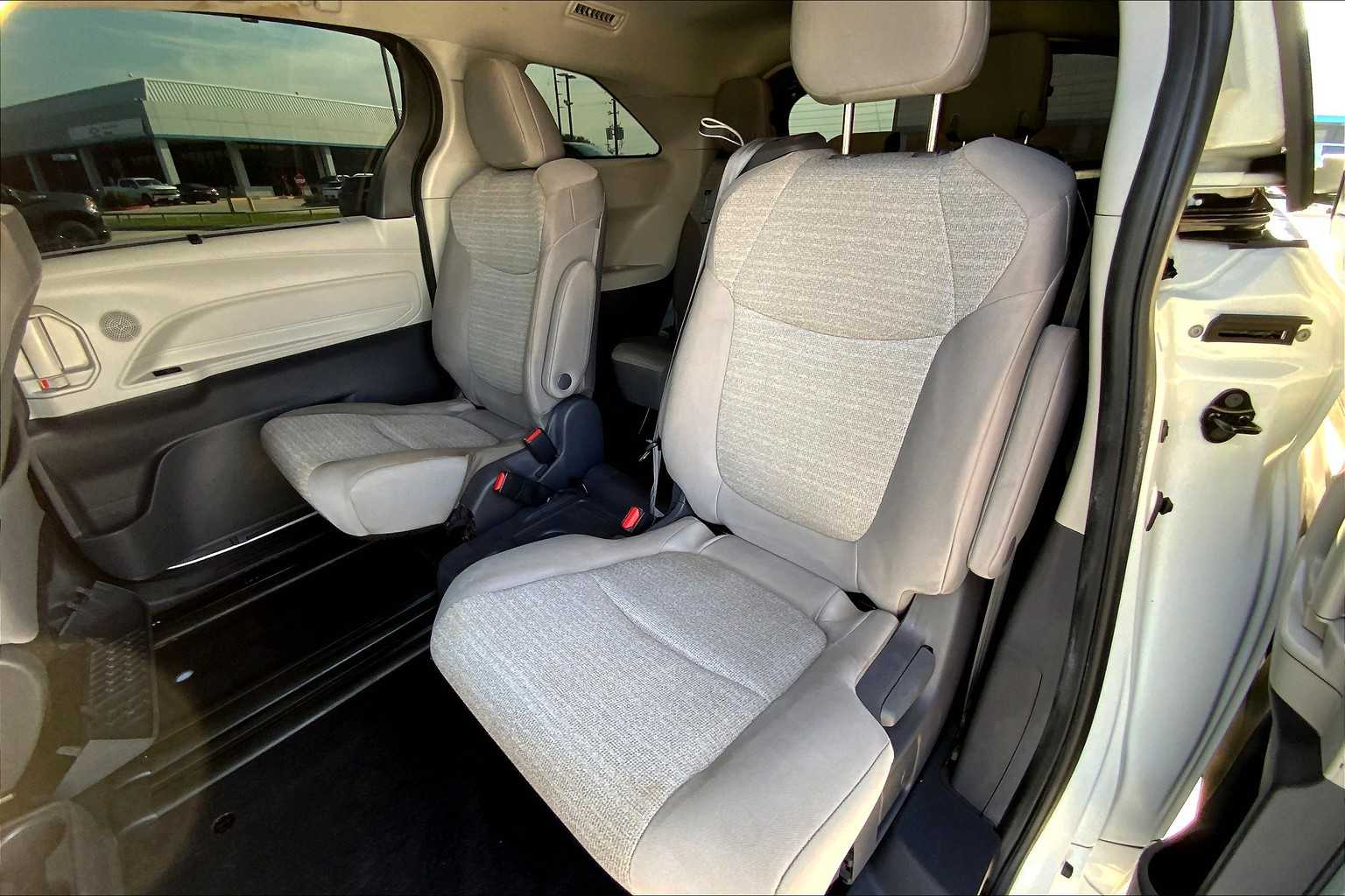 2021 Toyota Sienna LE photo 18
