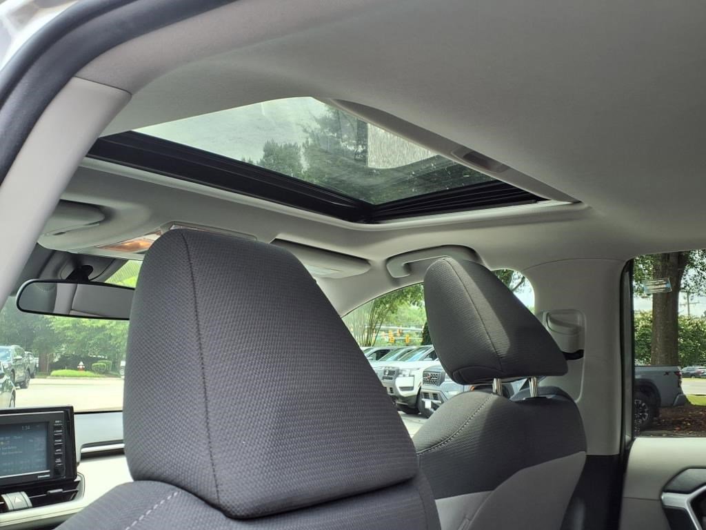 2020 Toyota RAV4 XLE photo 10
