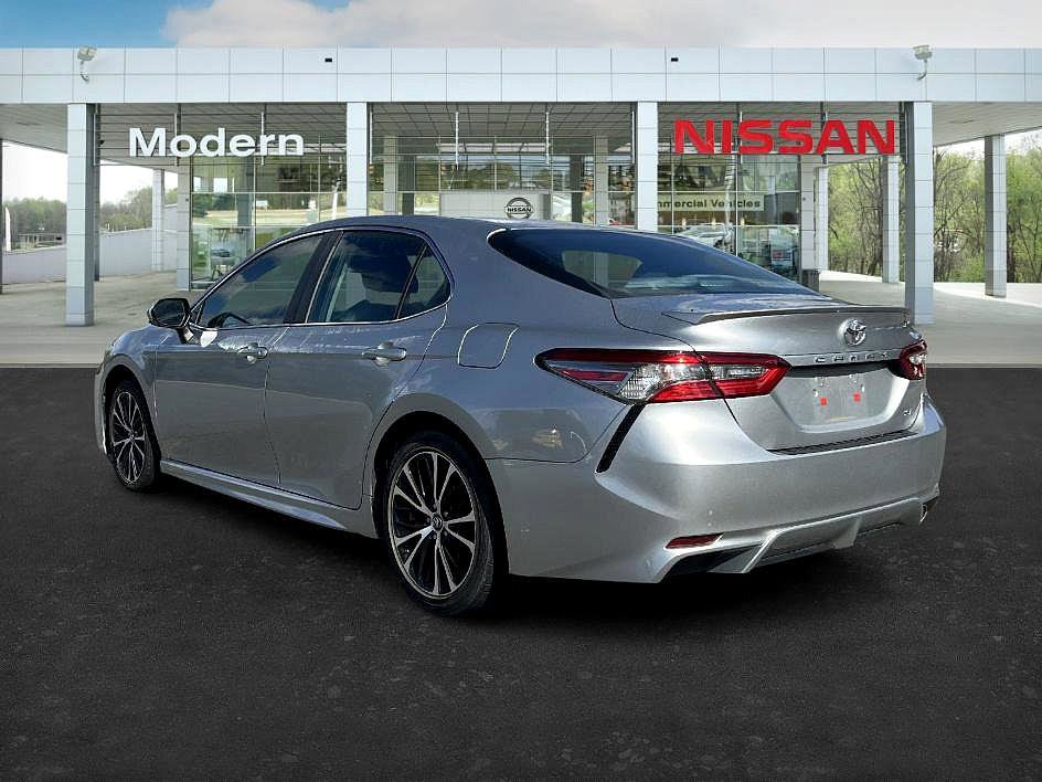 2018 Toyota Camry SE photo 3