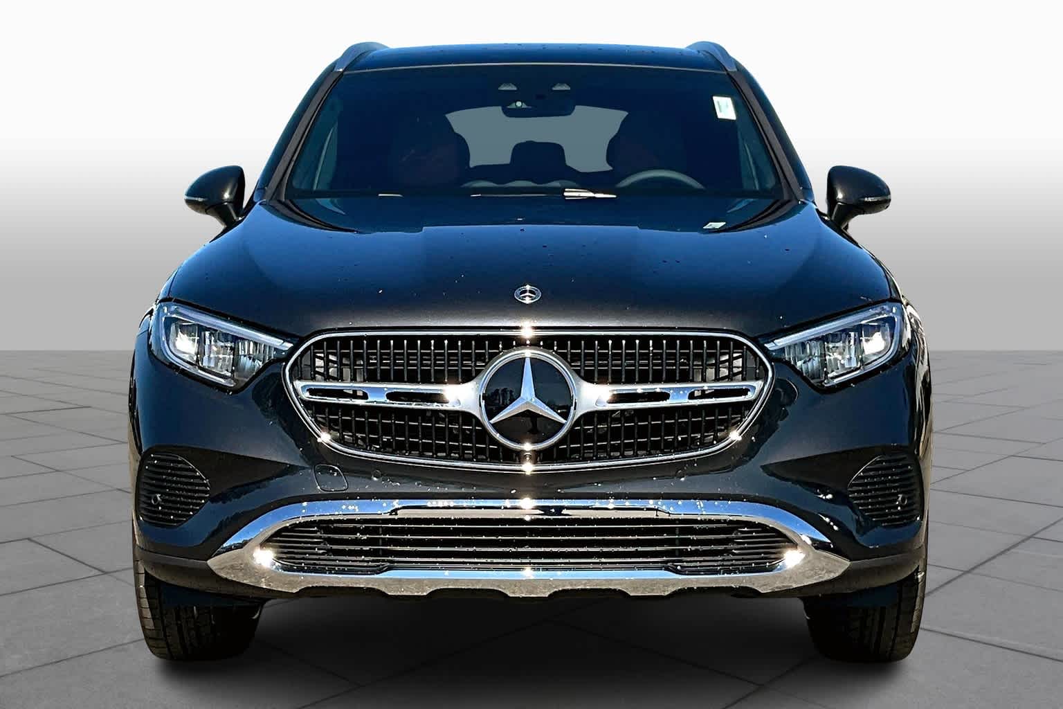 2025 Mercedes Benz GLC 300 photo 3