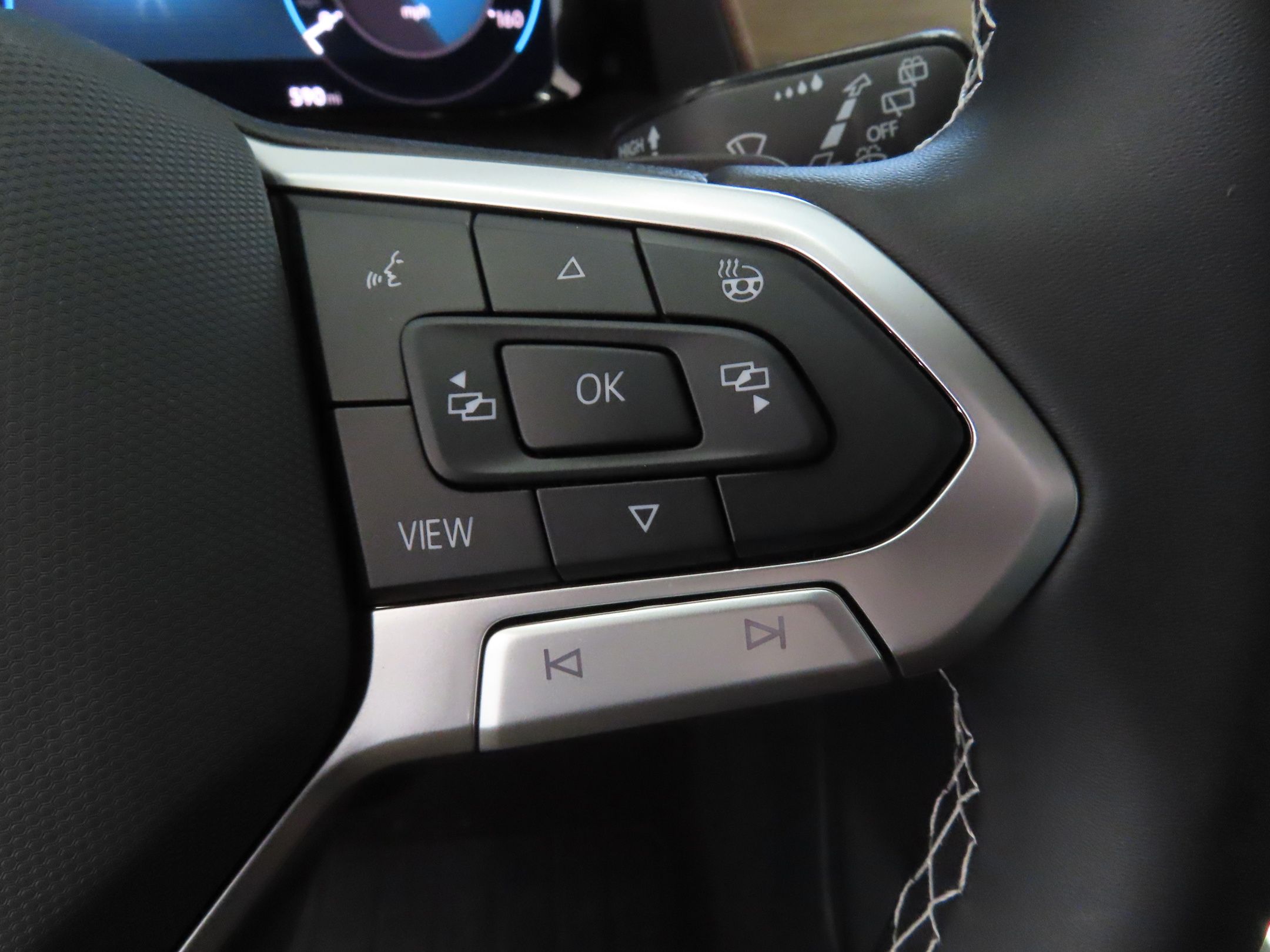 2025 Volkswagen Atlas SE Technology photo 12