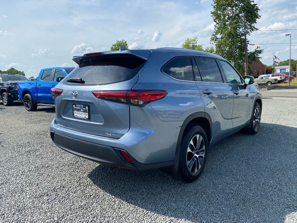2021 Toyota Highlander XLE photo 3
