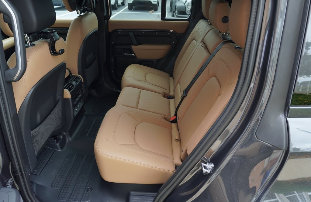 2025 Land Rover Defender 110 X-Dynamic SE photo 27
