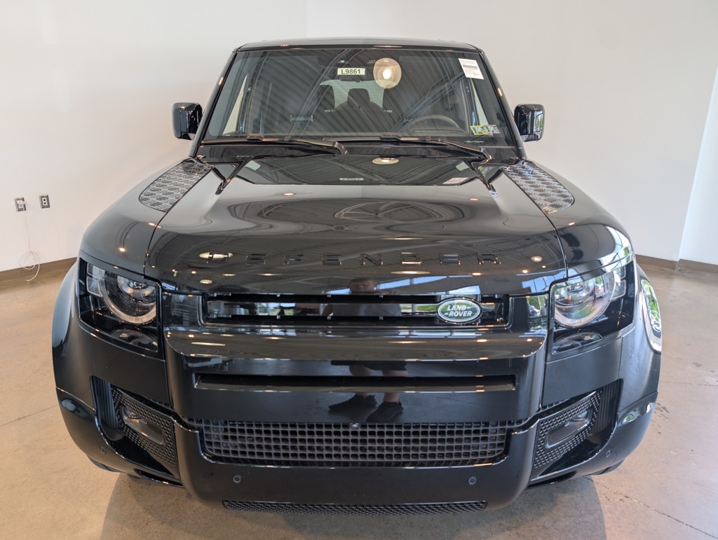 2025 Land Rover Defender 130 X-Dynamic SE photo 2