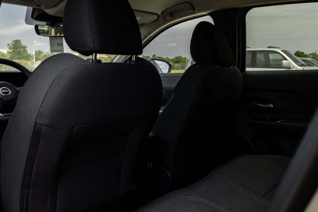 2025 Nissan Kicks SV photo 18