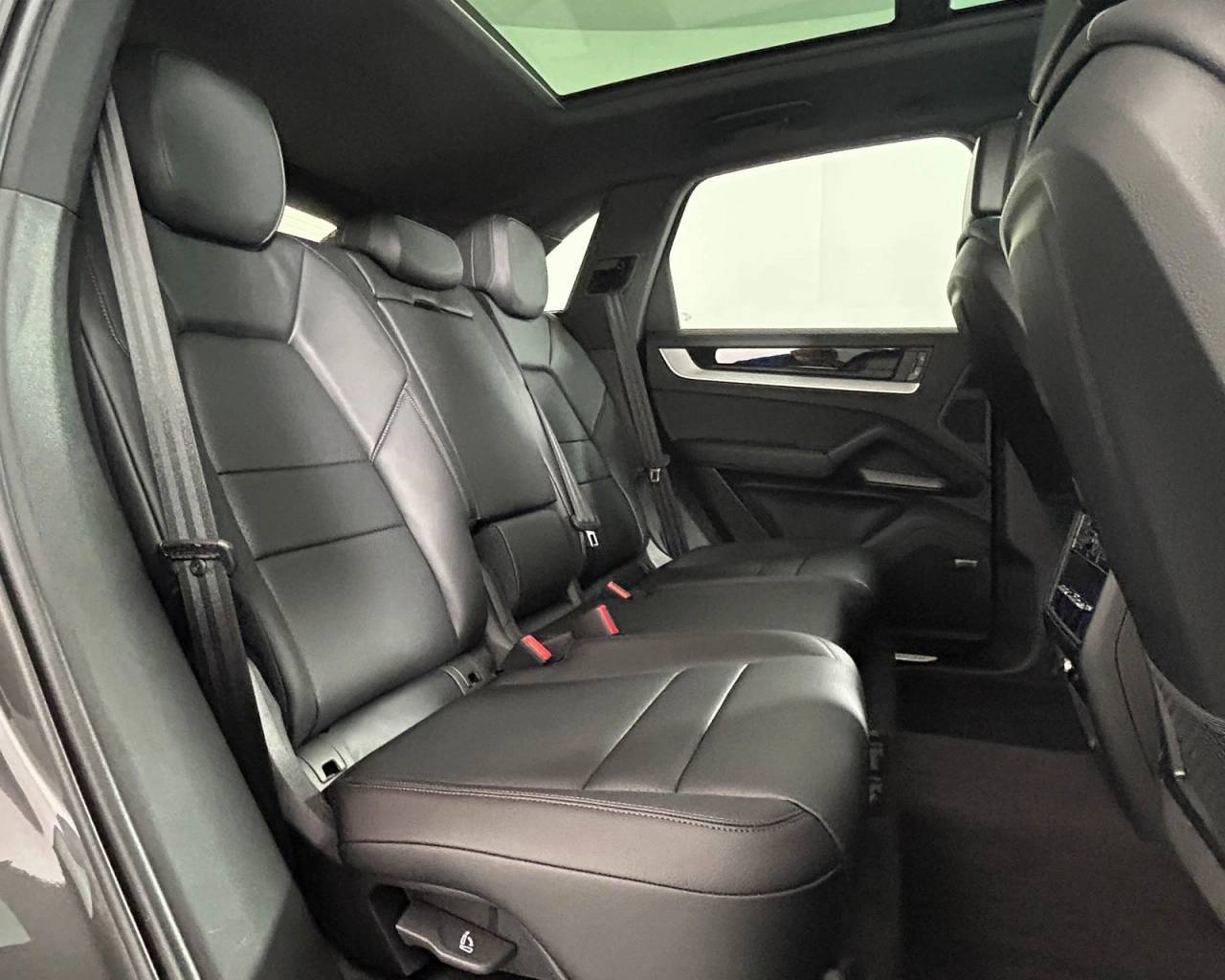 2025 Porsche Cayenne photo 25