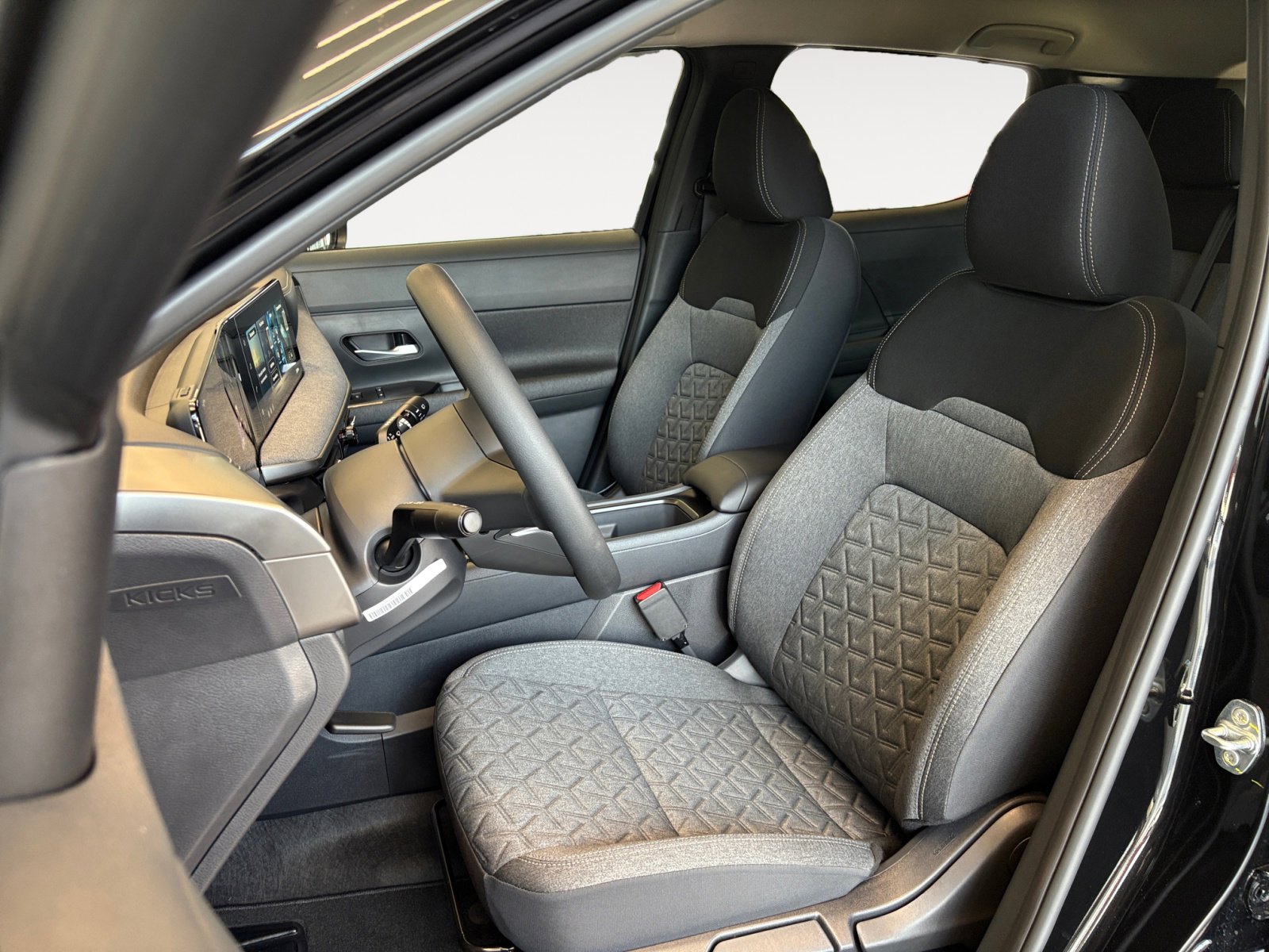 2026 Nissan Kicks SV photo 18