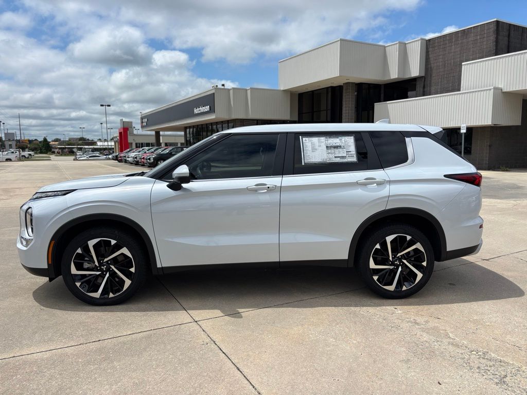 2024 Mitsubishi Outlander SE photo 4
