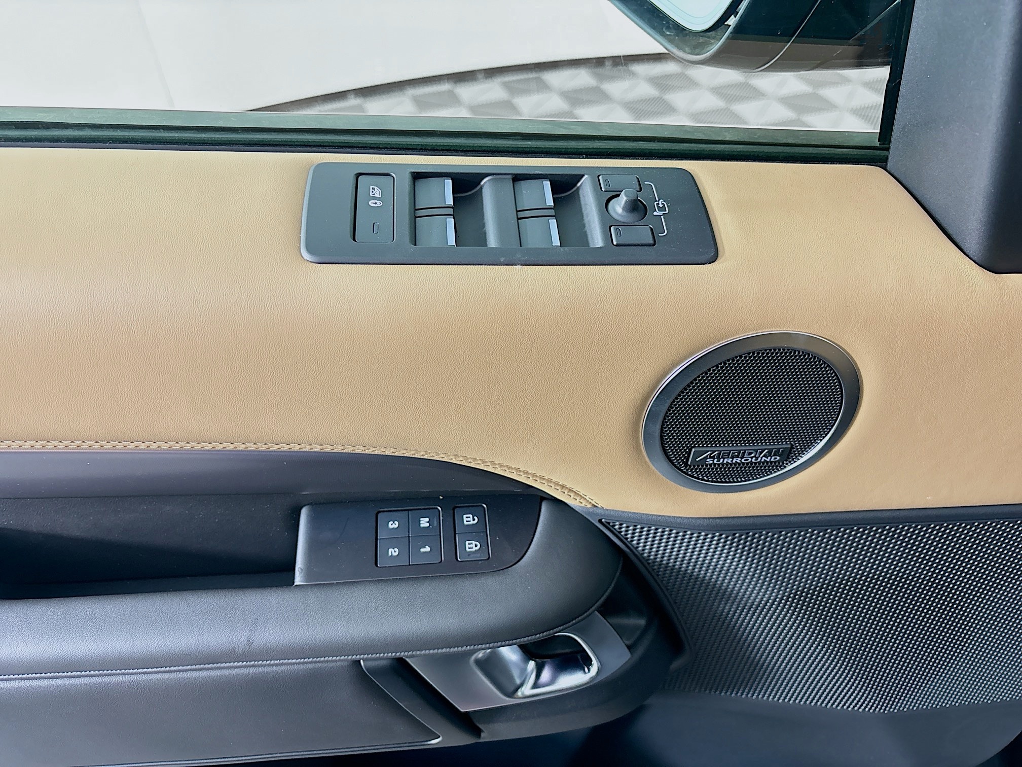 2025 Land Rover Discovery Metropolitan Edition photo 18