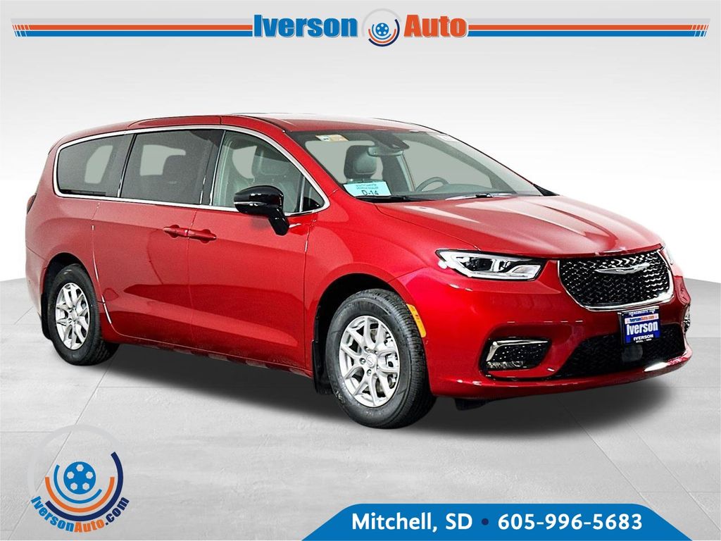 2025 Chrysler Pacifica Select's photo