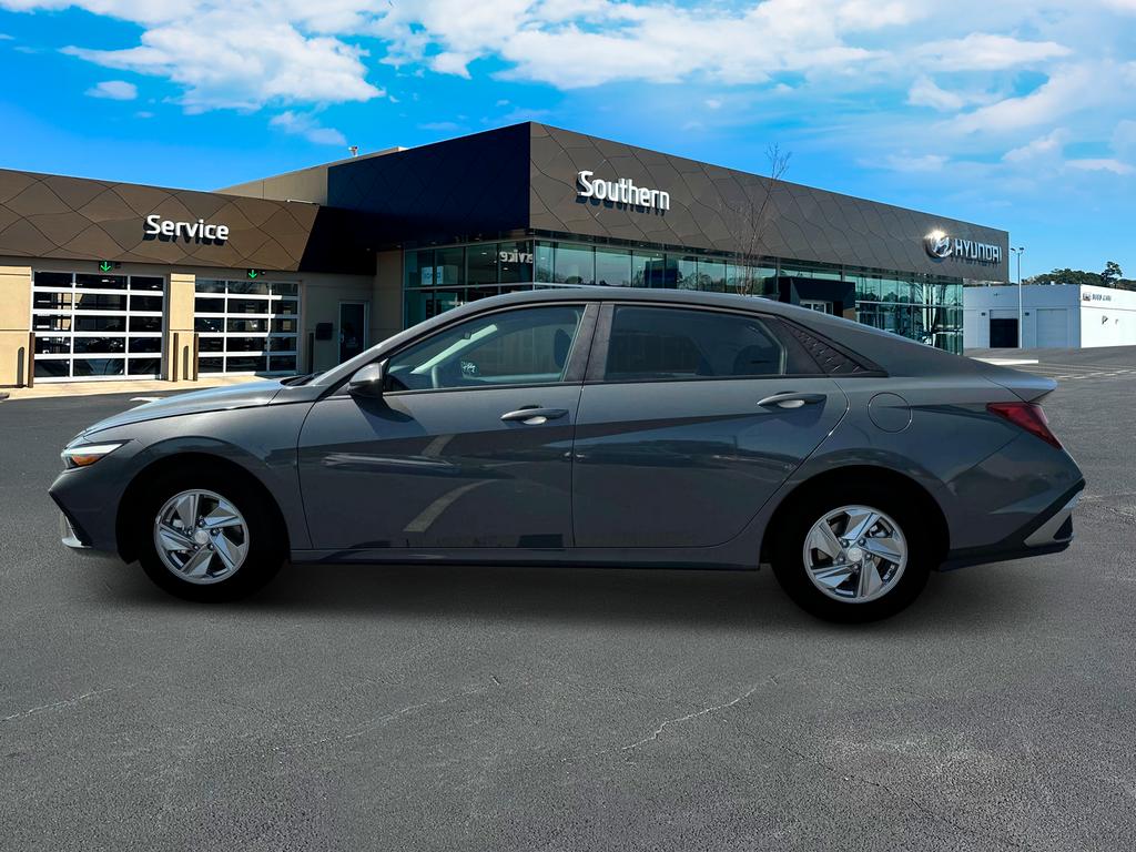 2025 Hyundai Elantra SE photo 2