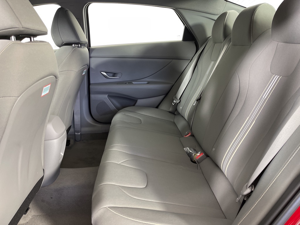 2024 Hyundai Elantra SEL photo 3