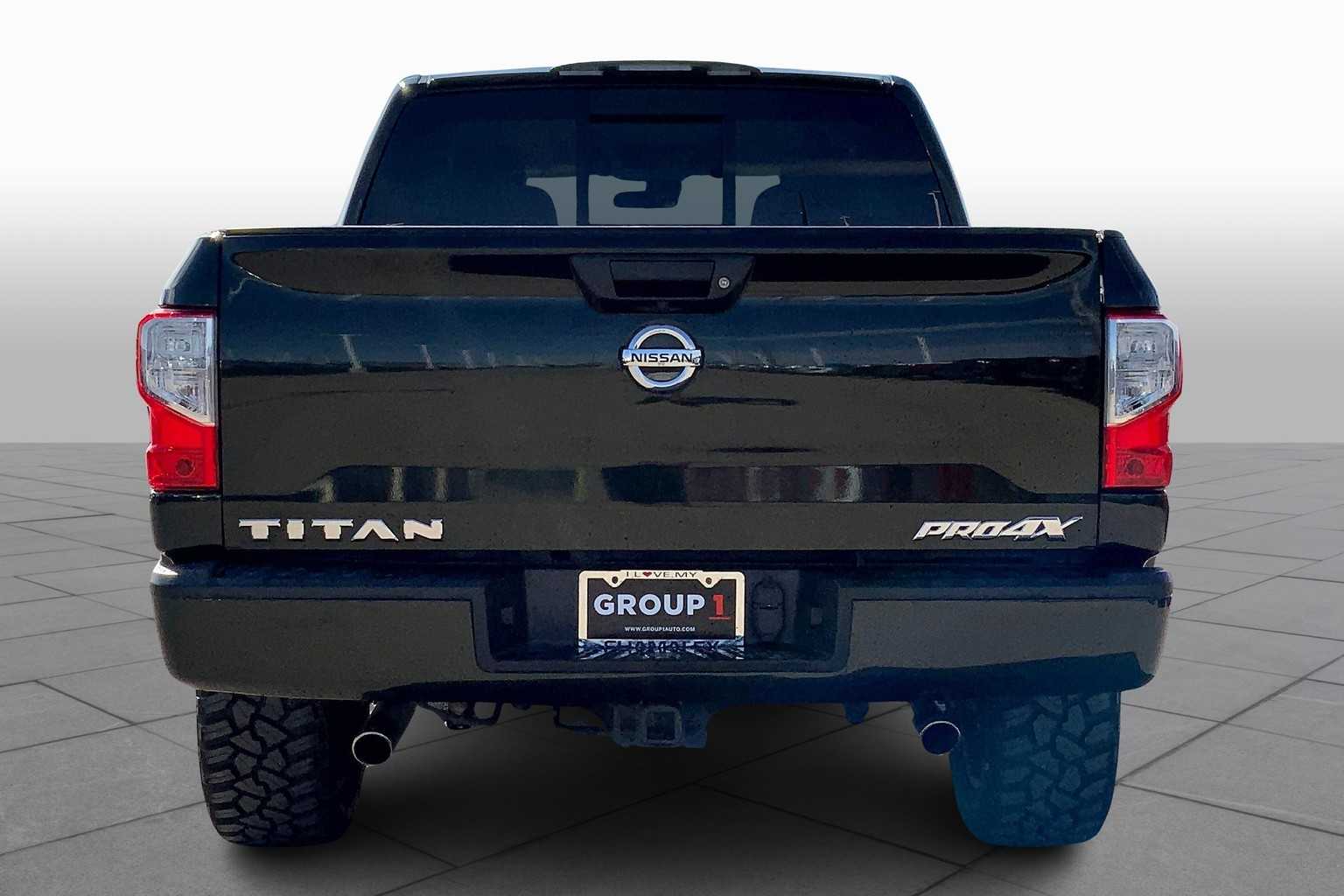 2019 Nissan Titan PRO-4X Crew Cab photo 4