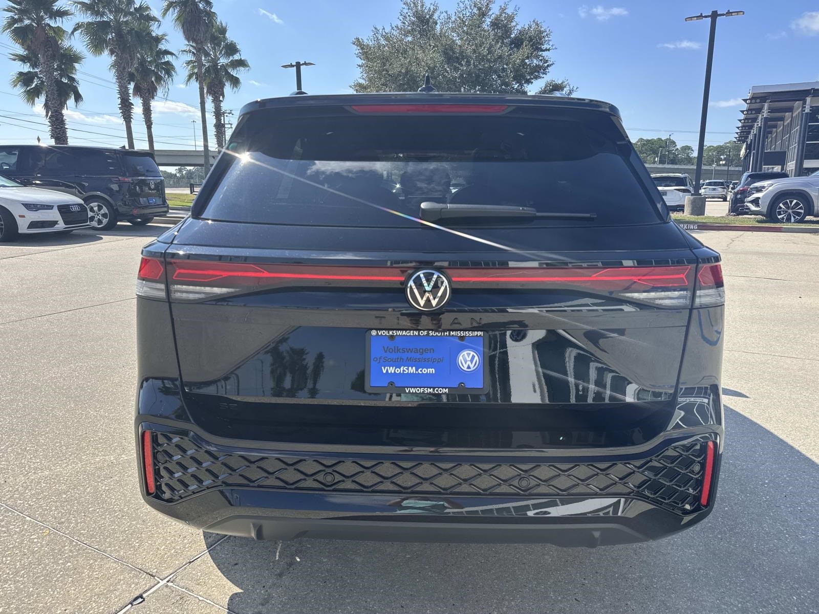 2026 Volkswagen Tiguan SE R-Line Black photo 3