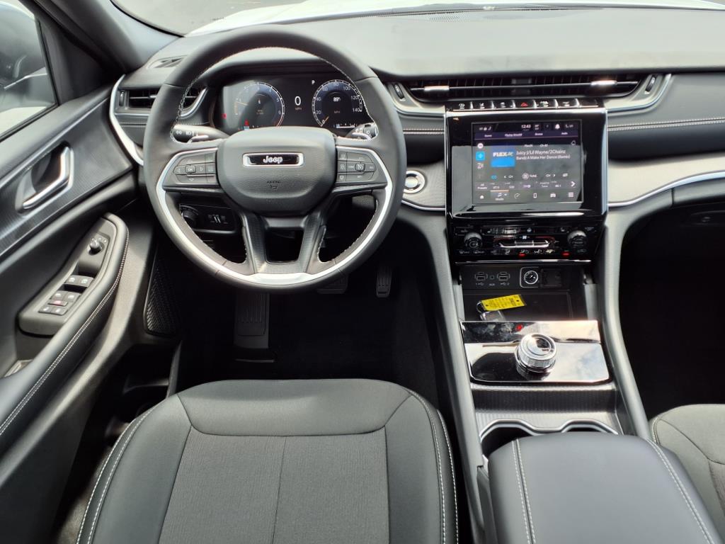 2025 Jeep Grand Cherokee Laredo X photo 2