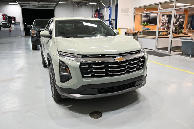 2026 Chevrolet Equinox LT photo 2