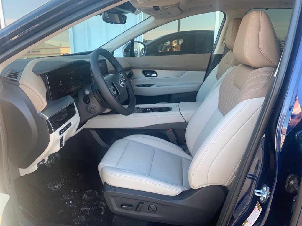 2025 Nissan Murano Platinum photo 2