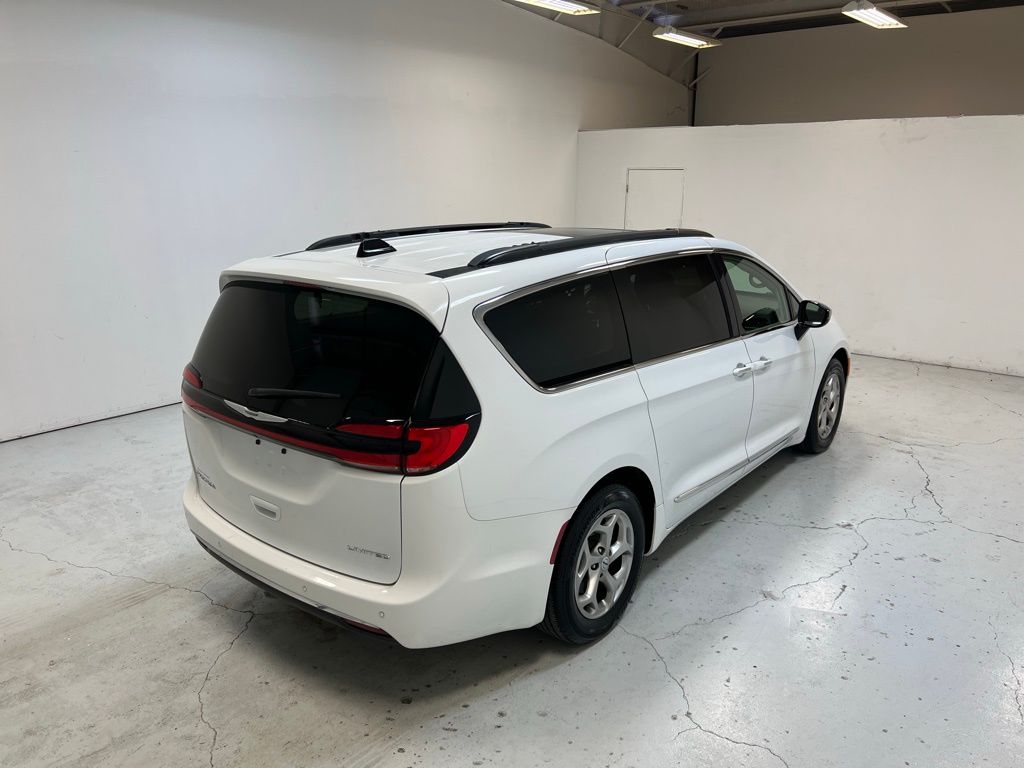 2023 Chrysler Pacifica Limited photo 2