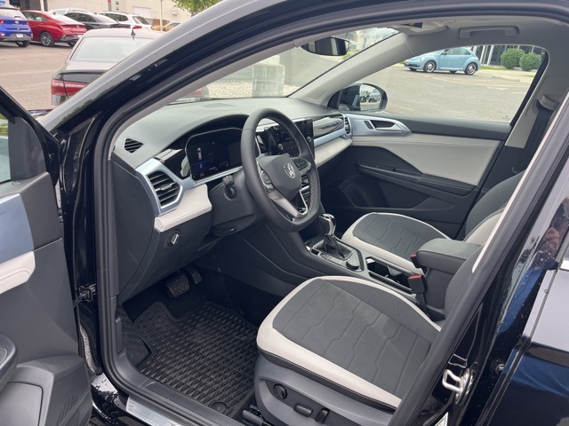 2025 Volkswagen Taos SE photo 9