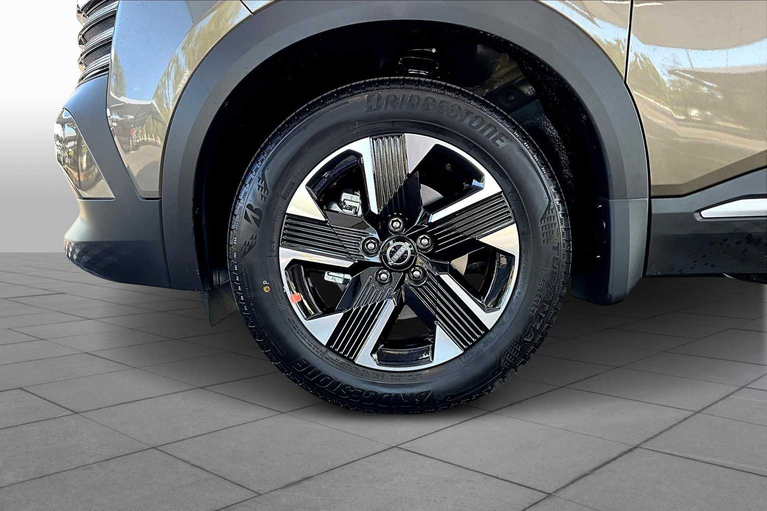 2025 Nissan Kicks SV photo 10