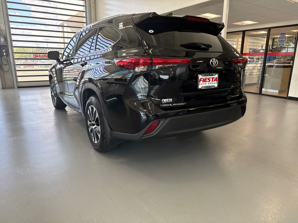 2022 Toyota Highlander XLE photo 5