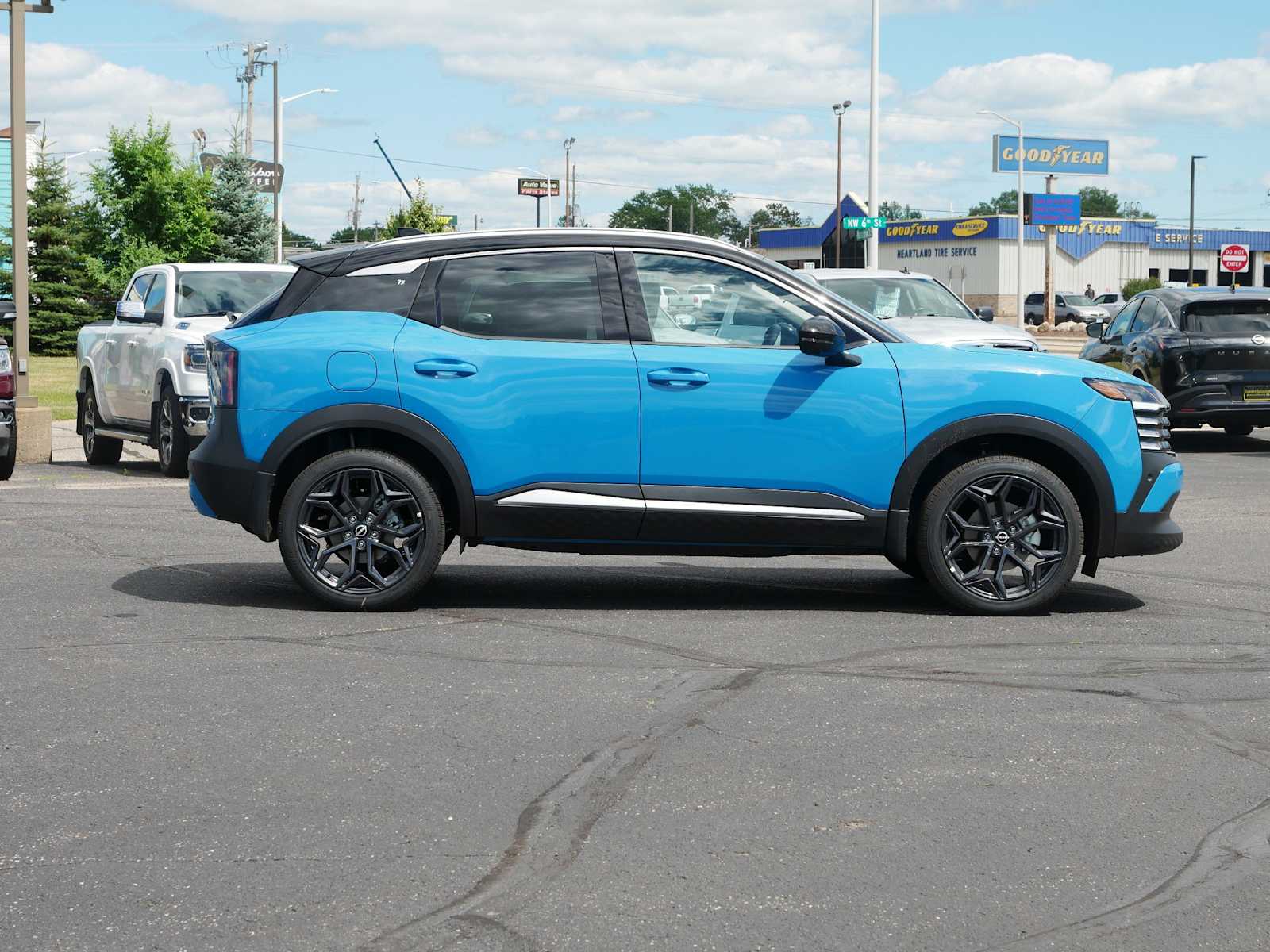 2025 Nissan Kicks SR photo 4