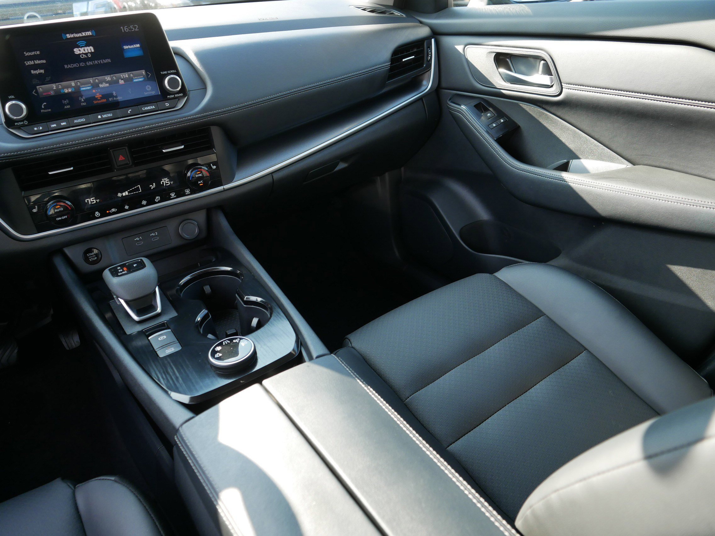 2025 Nissan Rogue SV photo 9