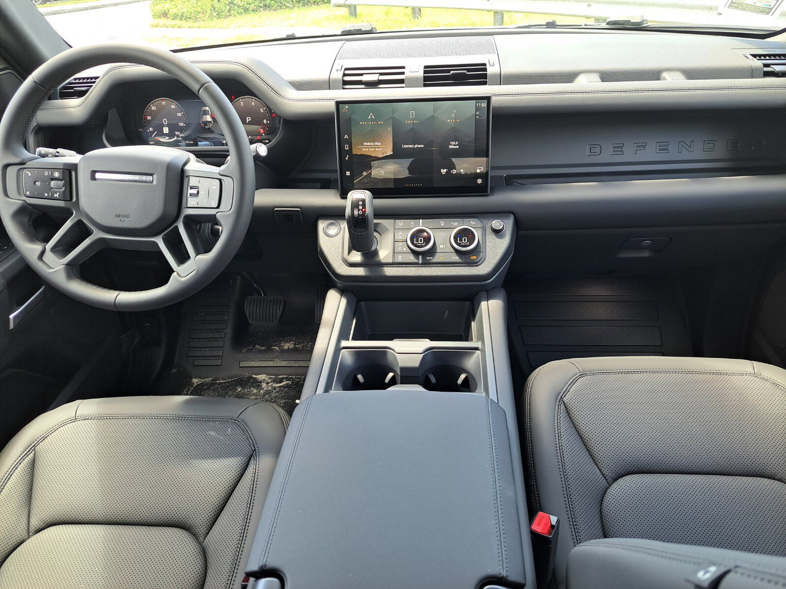 2025 Land Rover Defender SE photo 3