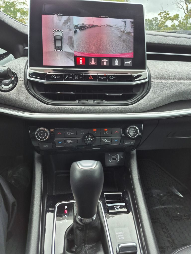 2023 Jeep Compass Latitude Lux photo 17
